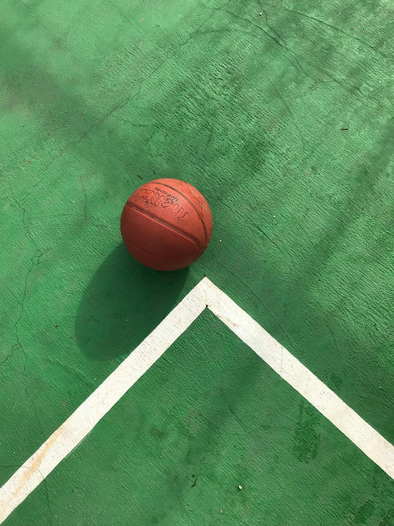 美媒：11年前保罗被库里晃倒后，下一场狂砍41分17助攻4抢断｜欧亿体育（封面配图）